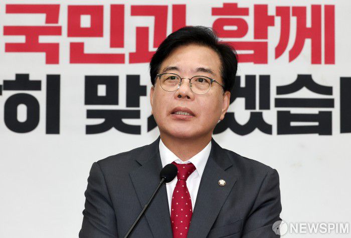 [서울=뉴스핌] 최지환 기자 = 송언석 국민의힘 원내대표가 24일 오후 서울 여의도 국회에서 열린 국민의힘 의원총회에서 발언하고 있다. 2025.09.24 choipix16@newspim.com