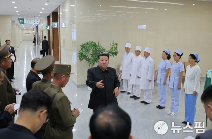 [서울=뉴스핌] 이영종 통일전문기자 = 김정은 북한 국무위원장이 23일 준공을 앞둔 평양종합병원을 방문해 간부들에게 지시를 하고 있다. 김정은은 이날 공사 지연에 따른 책임을 간부들의 무책임과 공명심이라고 비판했다. [사진=노동신문 홈페이지] 2025.09.24 yjlee@newspim.com