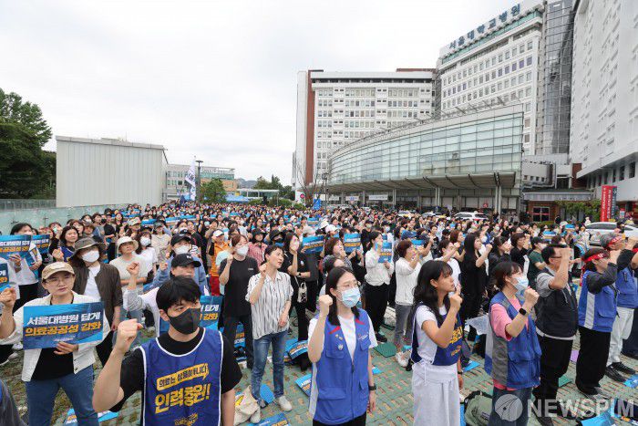 [서울=뉴스핌] 김학선 기자 = 공공운수노조 의료연대본부 서울대병원분회 조합원들이 24일 서울 종로구 서울대학교병원에서 열린 파업대회에서 의료 공공성 강화와 인력 충원 등을 요구하며 구호를 외치고 있다. 2025.09.24 yooksa@newspim.com