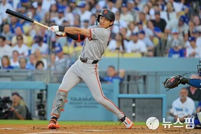 [로스앤젤레스 로이터=뉴스핌] 박상욱 기자= 이정후가 21일(한국시간) 열린 메이저리그 LA 다저스와 원정 경기 1회초 안타를 때리고 있다. 2025.9.21 psoq1337@newspim.com