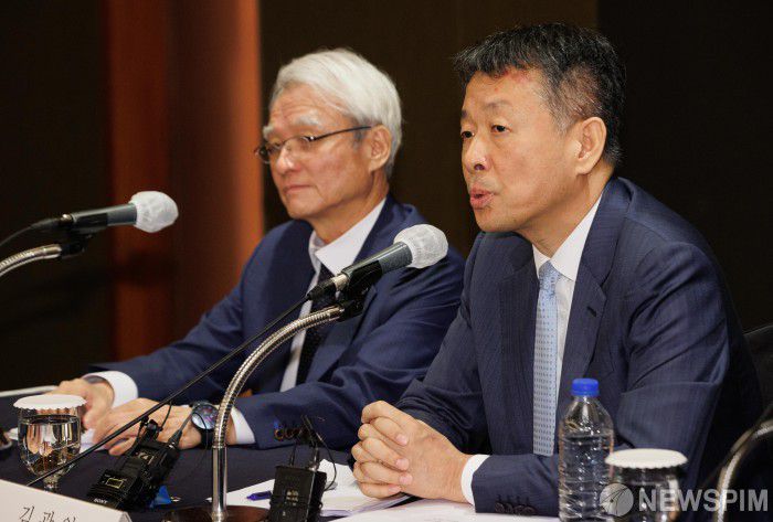 김광일 MBK파트너스 부회장(우)과 강성두 영풍 사장(좌). [사진=뉴스핌 DB]