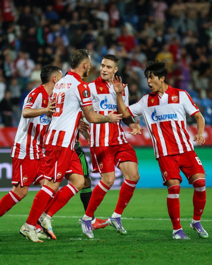 [사진=뉴스핌] 장환수 스포츠전문기자= 츠르베나 즈베즈다 설영우(오른쪽)가 25일 셀틱과 UEL 리그 페이즈 홈 1차전에서 후반 30분 동점골이 터지자 기뻐하고 있다. [사진=즈베즈다] 2025.09.25 zangpabo@newspim.com