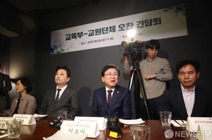 [서울=뉴스핌] 이형석 기자 = 최교진 사회부총리 겸 교육부 장관이 24일 오전 서울 여의도 인근 식당에서 열린 교육부 - 교원단체 오찬간담회에서 인사말을 하고 있다. 2025.09.24 leehs@newspim.com