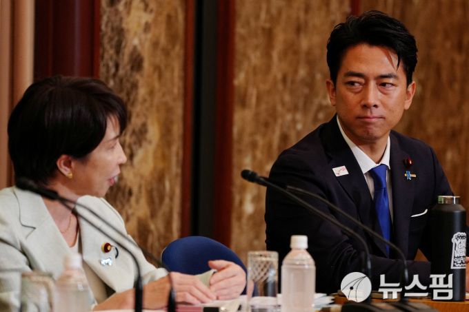 24일 열린 일본 자민당 총재 선거 토론회에서 다카이치 사나에 전 경제안보상이 발언을 하자 고이즈미 신지로 농림수산상이 주시하고 있다. [사진=로이터 뉴스핌]