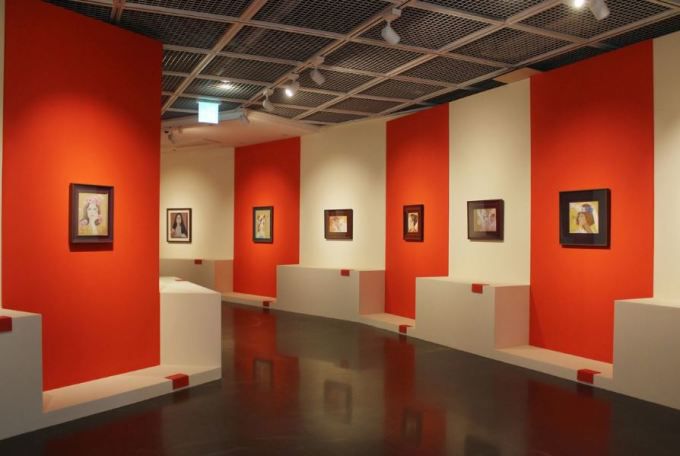 [서울=뉴스핌]이영란 미술전문기자=서울미술관이 9월 24일 개막한 천경자 작고 10주기 특별기획전 중 여성초상화 전시실 전경. [사진=서울미술관] 2025.09.25 art29@newspim.com