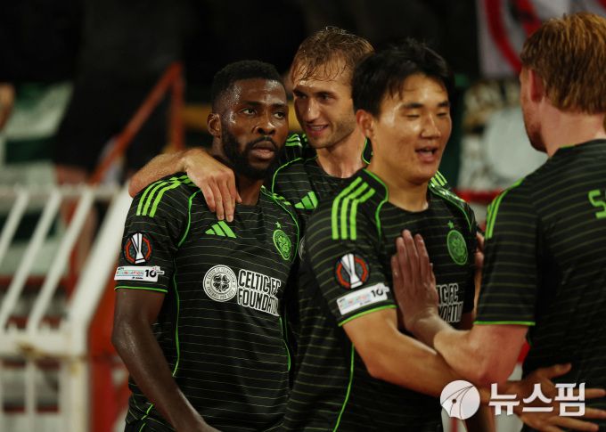 [베오그라드 로이터=뉴스핌] 장환수 스포츠전문기자= 셀틱 양현준이 25일 즈베즈다와 UEL 리그 페이즈 원정 1차전에서 후반 10분 선제골이 터지자 기뻐하고 있다. 2025.09.25 zangpabo@newspim.com