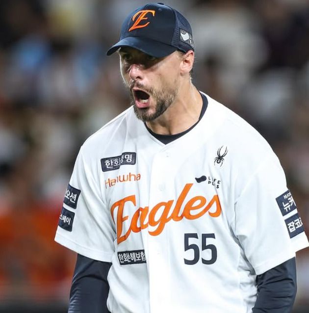 [서울=뉴스핌] 한화의 외국인 투수 라이언 와이스가 지난 13일 대전 롯데와의 경기에서 6이닝 무실점 피칭을 한 뒤 포효하고 있다. [사진 = 한화] 2025.08.14 wcn05002@newspim.com