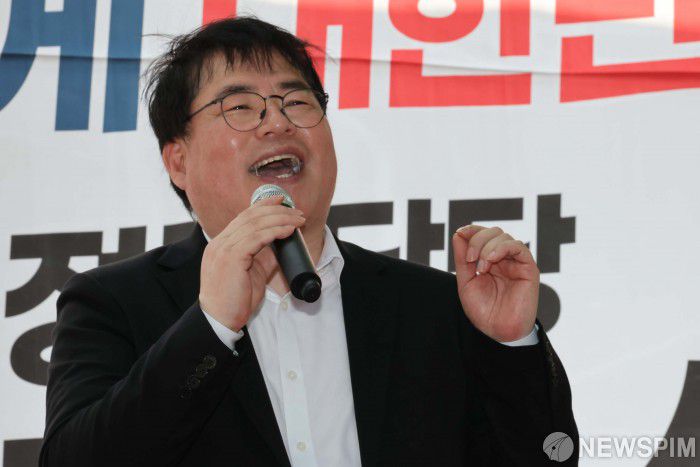 유동규 전 성남도시개발공사 기획본부장, 남욱 변호사 등 대장동 개발 민간업자들의 '위례신도시 개발사업 특혜 의혹' 재판이 오는 11월 종결될 전망이다. 사진은 유 전 본부장이 지난 5월 20일 서울 송파구에서 열린 김문수 국민의힘 대선 후보 유세에서 유권자들에게 김 후보에 대한 지지를 호소하는 모습. [사진=뉴스핌 DB]