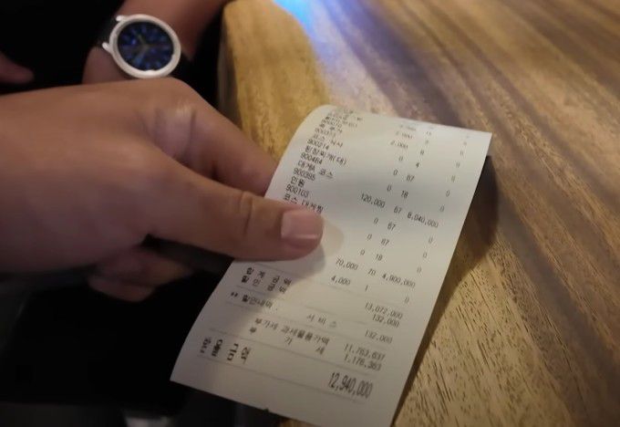 이대호가 대게식당 계산대에서 받은 영수증 내역을 살펴보고 있다. [사진=이대호 유튜브 캡처]