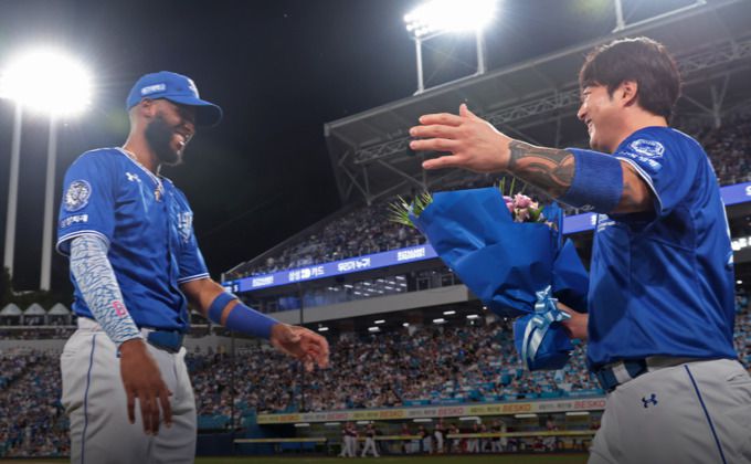 [서울=뉴스핌] 삼성의 외국인 타자 르윈 디아즈가 지난 25일 대구 키움전에서 150타점을 기록한 뒤 박병호(오른쪽)과 축하하고 있다. [사진 = 삼성] 2025.09.25 wcn05002@newspim.com