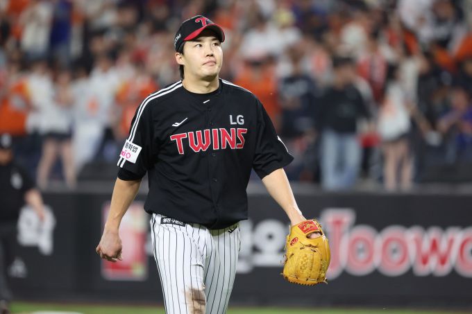 [서울=뉴스핌] LG 선발 임찬규가 지난 29일 대전 한화전에서 5실점을 한 뒤 마운드를 내려가고 있다. [사진 = LG]  2025.09.29 wcn05002@newspim.com