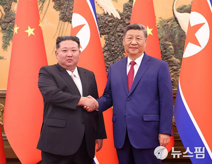 [베이징 로이터=뉴스핌] 김정은 북한 노동당 총비서(왼쪽)와 시진핑 중국 국가주석이 4일(현지시간) 중국 베이징 인민대회당에서 정상회담을 앞두고 악수를 하고 있다. 2025.09.04 wcn05002@newspim.com