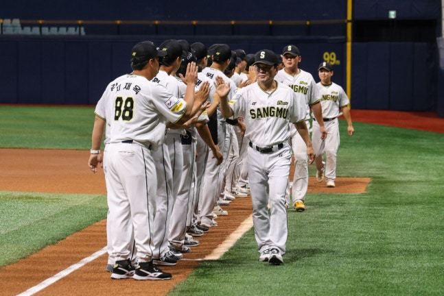 [서울=뉴스핌] 손지호 기자 = 상무 선수들과 코칭스태프. [사진=KBO] 2025.10.01 thswlgh50@newspim.com