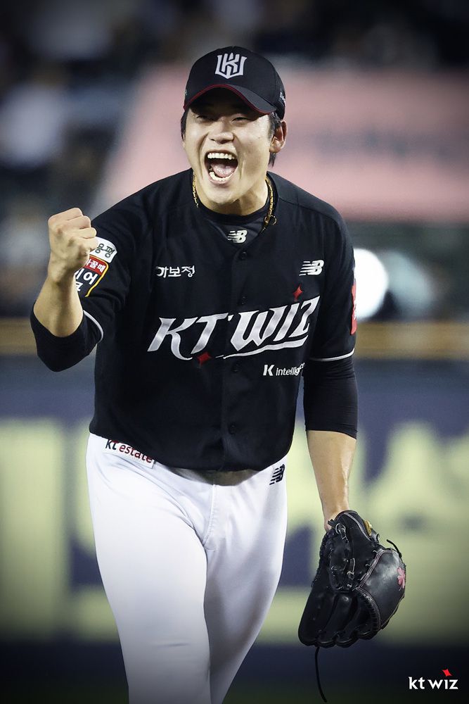 [서울=뉴스핌] kt의 마무리 투수 박영현이 지난 8월 24일 두산과의 경기에서 세이브를 기록한 뒤 환호하고 있다. [사진 = kt] = 2025.08.24 wcn05002@newspim.com