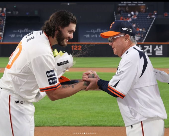 [서울=뉴스핌] 장환수 스포츠전문기자= 한화 김경문 감독(오른쪽)이 9월 26일 LG와 홈 경기에 앞서 투수 코디 폰세에게 한 시즌 탈삼진 신기록 작성을 축하하는 꽃다발을 전달하고 있다. [사진=한화] 2025.09.26 zangpabo@newspim.com