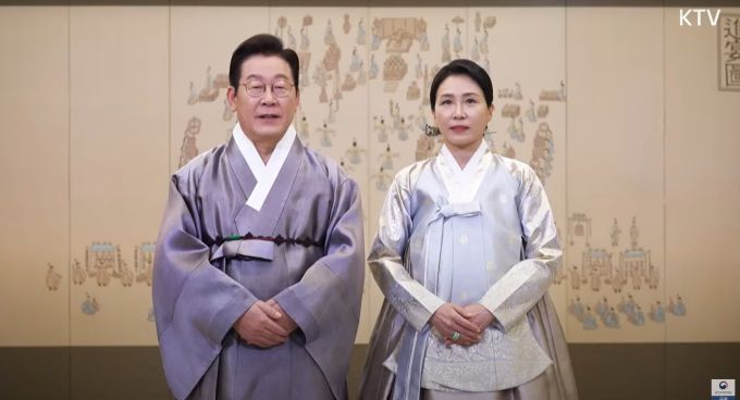 [서울=뉴스핌] 박성준 기자 = 이재명 대통령과 김혜경 여사가 4일 영상으로 국민에게 추석 명절 인사를 하고 있다. [사진=KTV] 2025.10.04 parksj@newspim.com