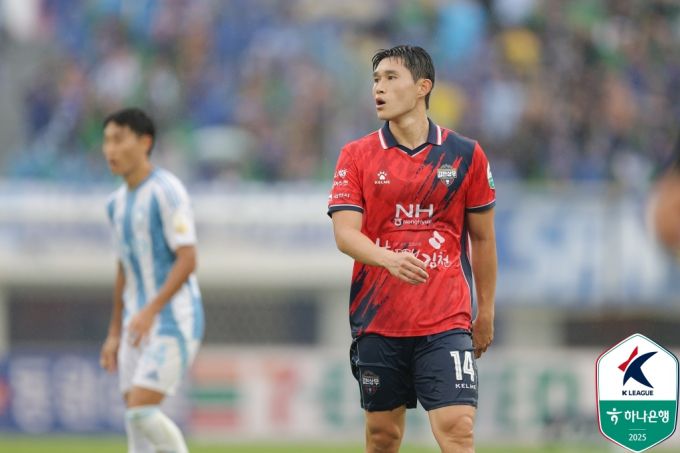 [서울=뉴스핌] 장환수 스포츠전문기자= 김천 이동경이 5일 친정팀 울산과 홈경기에서 1골 1도움의 맹활약으로 '10-10 클럽'에 가입했다. [사진=한국프로축구연맹] 2025.10.05 zangpabo@newspim.com