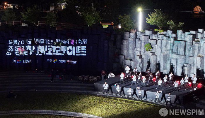 [서울=뉴스핌] 양윤모 기자 = 추석연휴를 맞아 4일 오후 평창읍 노람들 에코랜드에서 '2025평창 백일홍축제'를 기념하는 '평창 에코라이트' 점등식에서 축하공연이 펼쳐지고 있다. 이번 행사는 ‘올림픽 도시를 지나 미래 에코 도시로의 도약, 평창’이라는 슬로건 아래 ‘보름달 아래서 즐기는 한가위 빛 판타지’를 주제로 추석 황금연휴 기간에 맞춰 12일까지 평창백일홍축제를 찾는 방문객들에게 평창의 화려한 가을밤을 선사할 예정이다.  [사진= 평창군청]  2025.10.05 yym58@newspim.com