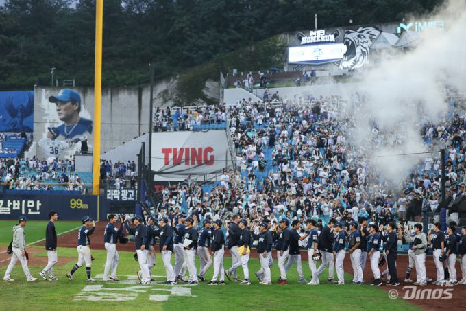 [서울=뉴스핌] 장환수 스포츠전문기자= NC 선수단이 6일 삼성과 와일드카드 결정전 1차전 원정경기를 승리한 뒤 서로 축하를 하고 있다. [사진=NC] 2025.10.06 zangpabo@newspim.com