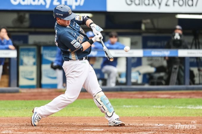 [서울=뉴스핌] 장환수 스포츠전문기자= '와일드카드 결정전의 사나이' NC 김형준이 6일 삼성과 1차전에서 5회 쐐기 솔로 홈런을 날리고 있다. [사진=NC] 2025.10.06 zangpabo@newspim.com