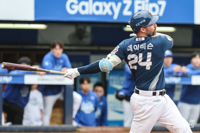 [서울=뉴스핌] 장환수 스포츠전문기자= 1회 선제 결승타 포함해 3타수 2안타 2타점으로 활약한 NC 간판타자 맷 데이비슨. [사진=NC] 2025.10.06 zangpabo@newspim.com