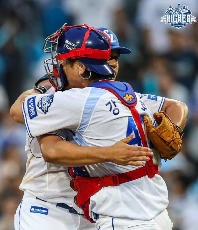 삼성 가라비토(왼쪽)이 7일 KBO 포스트시즌 와일드카드(WC) 결정전 2차전 9회 투구를 마치고 강민호와 포옹하고 있다. [사진=삼성]