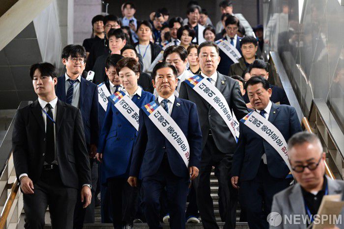 [서울=뉴스핌] 정일구 기자 = 정청래 더불어민주당 대표와 김병기 원내대표를 비롯한 의원들이 추석 연휴를 앞둔 2일 오전 서울 용산구 용산역에서 귀성 인사를 하기 위해 이동하고 있다. 2025.10.02 mironj19@newspim.com