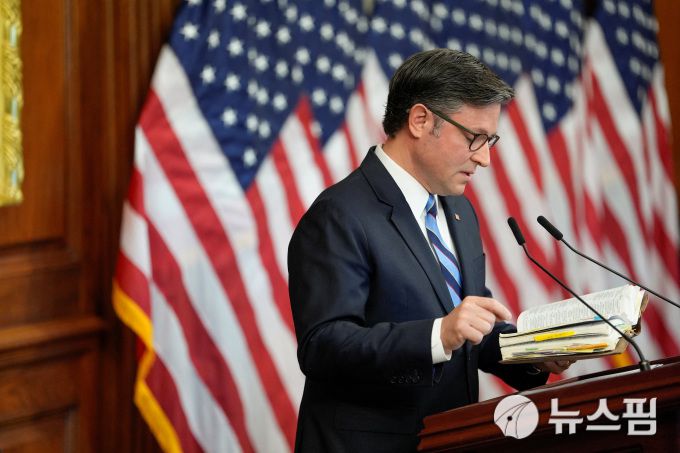 마이크 존슨(공화·루이지애나) 하원의장이 2025년 10월 7일, 연방정부의 일부 셧다운이 7일째 이어지는 가운데 워싱턴 D.C. 미 의회 의사당에서 열린 기자회견에서 성경 구절을 낭독했다.[사진=로이터 뉴스핌]