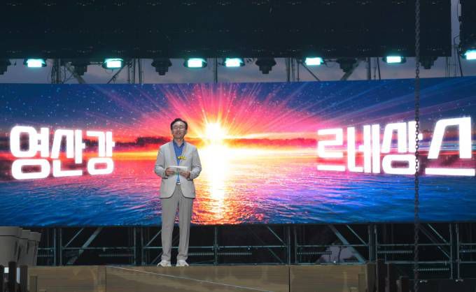 윤병태 시장이 '2025 나주영산강축제' 기념사를 통해 영산강 르네상스 시대 비전을 설명하고 있다. [사진=나주시] 2025.10.09 ej7648@newspim.com