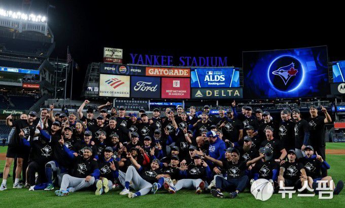 [뉴욕 로이터=뉴스핌] 박상욱 기자= 토론토 선수들이 9일(한국시간) 열린 ALDS 4차전에서 양키스를 꺾고 ALCS 진출을 축하하는 기념촬영을 하고 있다. 2025.10.9 psoq1337@newspim.com