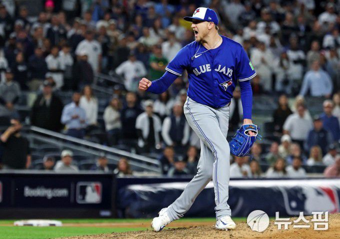 [뉴욕 로이터=뉴스핌] 박상욱 기자= 토론토 호프먼이 9일(한국시간) 열린 ALDS 4차전 9회말 아웃카운트를 잡고 포효하고 있다. 2025.10.9 psoq1337@newspim.com