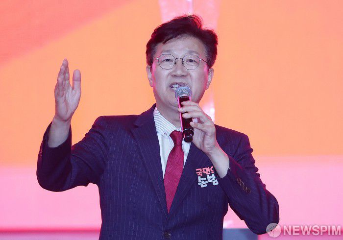 [대구=뉴스핌] 정일구 기자 = 손범규 국민의힘 최고위원 후보가 8일 오후 대구 엑스코 컨벤션홀에서 열린 국민의힘 제6차 전당대회 대구·경북 합동연설회에서 정견발표를 하고 있다. 2025.08.08 mironj19@newspim.com