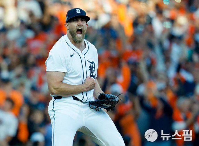 [디트로이트 로이터=뉴스핌] 박상욱 기자= 디트로이트 윌 베스트가 9일(한국시간) 열린 ALDS 4차전 9회말 마지막 아웃카운트를 잡고 포효하고 있다. 2025.10.9 psoq1337@newspim.com