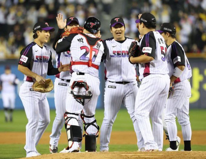 승리를 자축하는 LG선수들. [사진=LG]