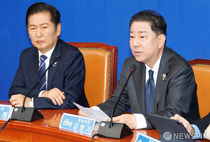 [서울=뉴스핌] 윤창빈 기자 = 김병기 더불어민주당 원내대표가 10일 오전 서울 여의도 국회에서 열린 최고위원회의에서 모두발언을 하고 있다. 2025.10.10 pangbin@newspim.com