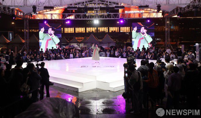 [서울=뉴스핌] 최지환 기자 = 11일 오후 서울 종로구 광화문광장에서 열린 한글한마당 기념행사에서 소리꾼 유태평양이 공연을 펼치고 있다. 2025.10.11 choipix16@newspim.com