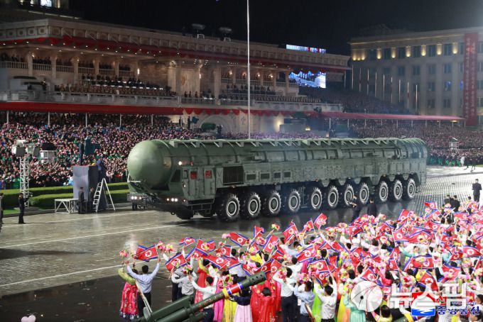 [서울=뉴스핌] 이영종 통일전문기자 = 북한이 노동당 창건 80주년 열병식에서 첫 선을 보인 화성-20형 대륙간탄도미사일(ICBM). 미국 본토 타격이 가능한 사정거리를 갖췄으며 북한 매체들은 이를 "최강의 핵전략무기체계"로 주장했다. [사진=조선중앙통신] 2025.10.11 yjlee@newspim.com