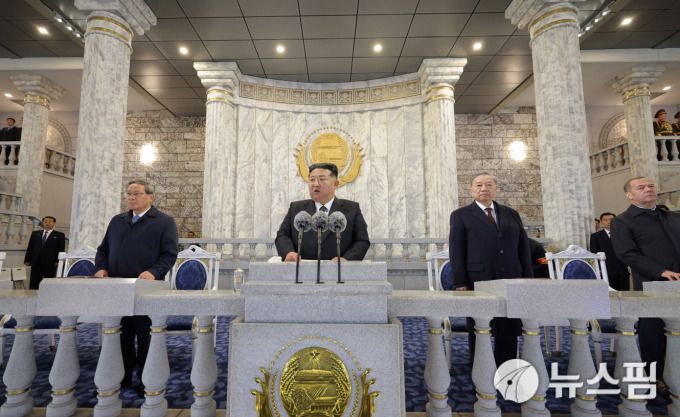 [서울=뉴스핌] 이영종 통일전문기자 = 북한 노동당 총비서 겸 국무위원장 김정은이 10일 밤 평양 김일성광장에서 열린 노동당 창건 80주년 열병식에서 연설을 하고 있다. 왼쪽부터 리창 중국 국무원 총리, 김정은, 또 럼 베트남 공산당 서기장, 드미트리 메드베데프 러시아 국가안보회의 부위장. [사진=조선중앙통신] 2025.10.11 yjlee@newspim.com