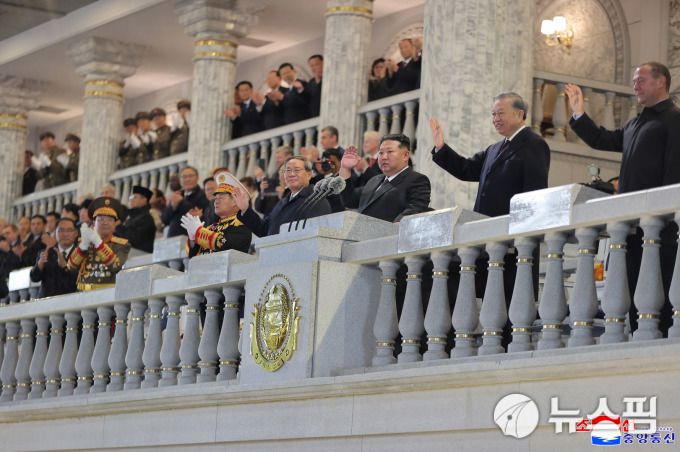 [서울=뉴스핌] 이영종 통일전문기자 = 북한이 노동당 창건 80주년을 기념해 10일 밤 평양 김일성광장에서 개최한 열병식에서 참관자들이 손을 들어 답례하고 있다. 왼쪽부터 박태성 북한 내각 총리, 리영길 북한군 총참모장, 박정천 북한군 원수, 리창 중국 국무원 총리, 김정은 북한 노동당 총비서 겸 국무위원장, 또 럼 중국 공산당 서기장, 드미트리 메드베데프 러시아 국가안보회의 부의장. [사진=조선중앙통신] 2025.10.11 yjlee@newspim.com
