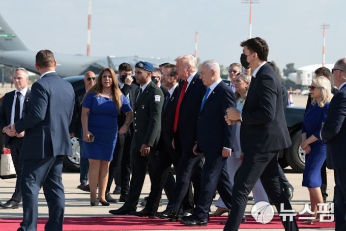 [텔아비브 로이터=뉴스핌] 장일현 특파원 = 도널드 트럼프 미국 대통령이 13일(현지 시간) 이스라엘 벤구리온 국제공항에 도착해 베냐민 네타냐후 이스라엘 총리의 영접을 받고 있다. 트럼프 대통령은 이날 이스라엘 의회에서 연설할 예정이다. 2015.10.13. ihjang67@newspim.com