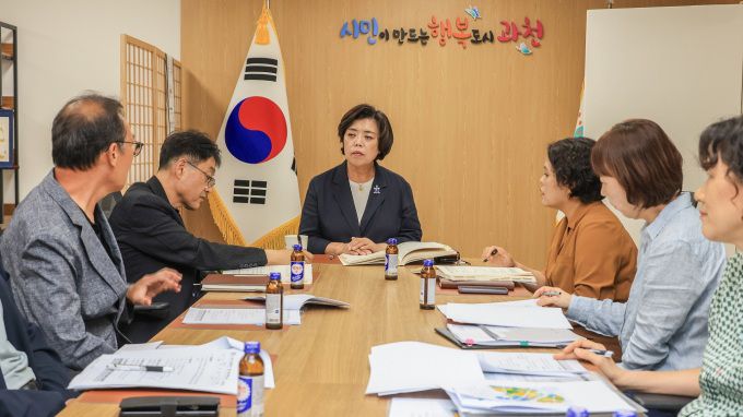 과천시, 2026년도 업무계획 및 민선8기 공약 추진상황 점검 보고회 모습. [사진=과천시]