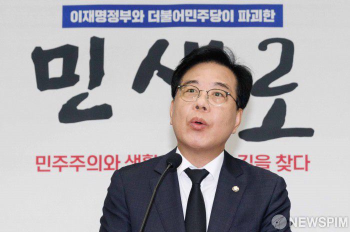 [서울=뉴스핌] 윤창빈 기자 = 송언석 국민의힘 원내대표가 13일 오전 서울 여의도 국회에서 열린 긴급 의원총회에서 모두발언을 하고 있다. 2025.10.13 pangbin@newspim.com