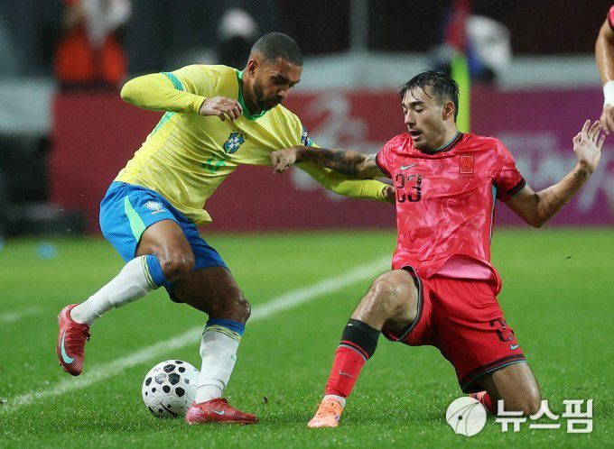 [서울 로이터=뉴스핌] 박상욱 기자= 옌스 카스트로프가 10일 열린 브라질 대표팀과의 친선경기에서 파울로 엔리케와 공을 다투고 있다. 2025.10.10 psoq1337@newspim.com