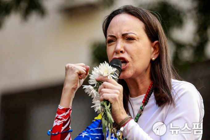 [카라카스 로이터=뉴스핌] 장일현 특파원 = 베네수엘라 야당 지도자 마리아 코리나 마차도가 지난 1월 9일(현지 시간) 베네수엘라 카라카스에서 니콜라스 마두로 대통령의 3선 취임을 앞두고 반정부 집회에서 연설을 하고 있다. 2025.10.10. ihjang67@newspim.com
