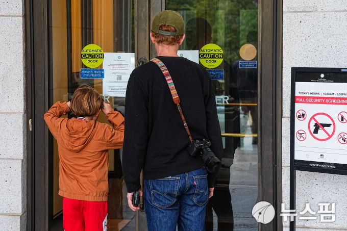 한 아이가 스미소니언 국립 자연사 박물관을 들여다보고 있다. 이 박물관은 임시로 예년 예산을 활용해 개관을 유지해 왔으나, 계속된 미국 연방정부 셧다운으로 해당 자금이 바닥나면서 2025년 10월 12일 결국 폐쇄됐다.﻿[사진=로이터 뉴스핌] 박정우 특파원 =  2025.10.14 dczoomin@newspim.com
