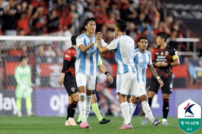 [서울=뉴스핌] 장환수 스포츠전문기자= 울산 허율이 13일 포항원정 경기에서 전반 43분 동점골을 터뜨린 뒤 축하를 받고 있다. [사진=한국프로축구연맹] 2025.09.13 zangpabo@newspim.com