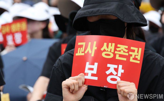 [서울=뉴스핌] 김학선 기자 = 최근 서이초등학교에서 발생한 교사 사망 사건에 대한 추모 분위기가 확산되는 가운데 전국의 교사들이 22일 서울 종로구 보신각 앞에서 추모식 및 교사 생존권을 위한 집회를 열고 있다. 2023.07.22 yooksa@newspim.com