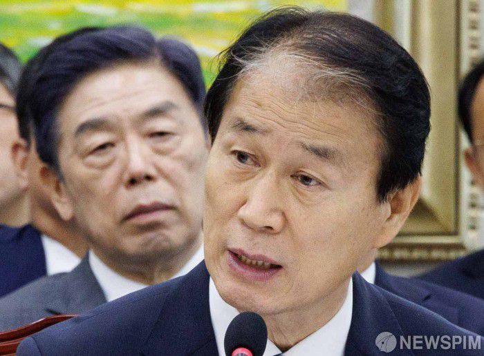 [서울=뉴스핌] 윤창빈 기자 = 권오을 국가보훈부 장관이 21일 오후 서울 여의도 국회에서 열린 정무위원회 전체회의에서 의원 질문에 답변하고 있다. 왼쪽은 김형석 독립기념관장. 2025.08.21 pangbin@newspim.com