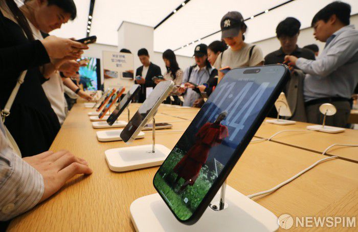 [서울=뉴스핌] 이형석 기자 = 지난 19일 오전 서울 여의도 애플스토어에서 고객들이 아이폰17 시리즈를 체험하고 있다. 아이폰17 시리즈 판매가격은 1백 2십 9만원 부터다. 2025.09.19 leehs@newspim.com