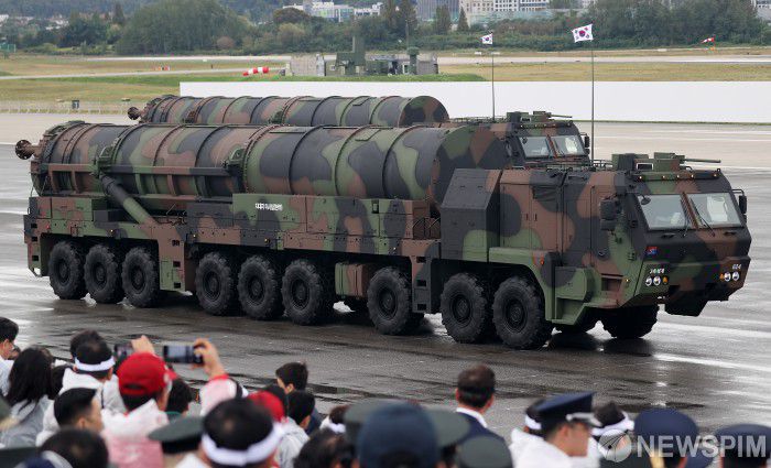 [성남=뉴스핌] 정일구 기자 = 1일 오전 경기 성남시 서울공항에서 열린 '건군 76주년 국군의 날 기념식'에서 지대지 미사일 현무-5가 분열하고 있다. 2024.10.01 mironj19@newspim.com